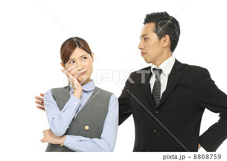 喧嘩をする２人 8808759