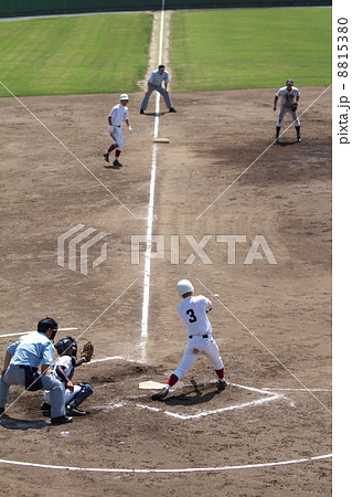 高校野球でチャンスに打席に立つバッター 8815380