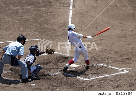 高校球児の豪快なバッティングフォーム 8815384