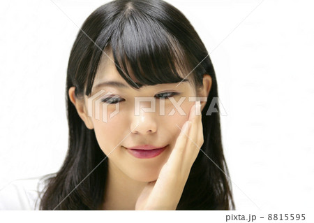 頬杖を付く女性 頬杖を付く女性 8815595