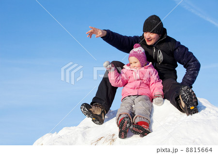 Father showing his daughter aside 8815664