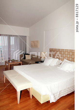 hotel bedroom 8817129