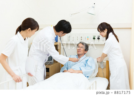 病室の医者と患者 8817175