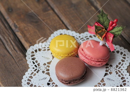 レースペーパーの上のクリスマスピックをさしたマカロン レースペーパーの上のクリスマスピックをさしたマカロン 8821362