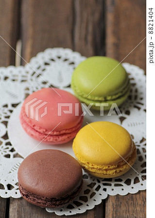 レースペーパーの上のカラフルマカロン レースペーパーの上のカラフルマカロン 8821404