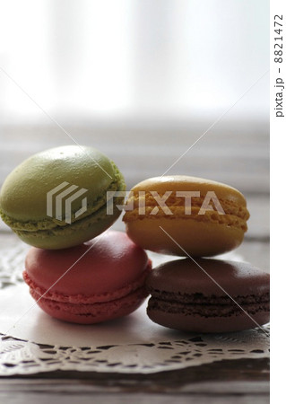 レースペーパーの上の積み上げたカラフルマカロン 8821472