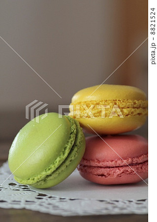 レースペーパーの上の積み上げたカラフルマカロン 8821524