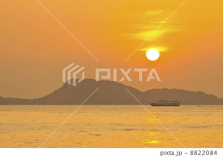 Sunset over the ocean Sunset over the ocean 8822084