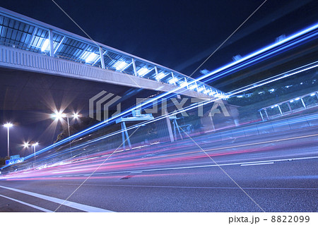 Busy traffic in city at night 8822099