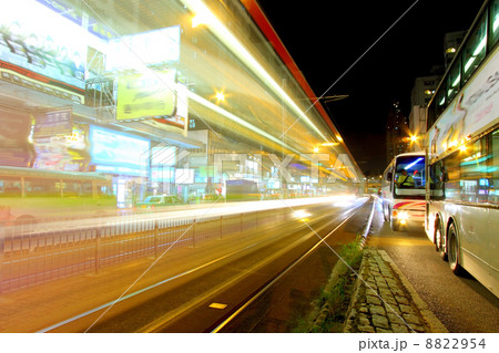 Traffic in city at night 8822954