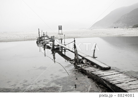 Desolated pier next to the sea Desolated pier next to the sea 8824081