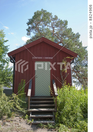 フィヤーデルホルマナ島の小屋 8824966