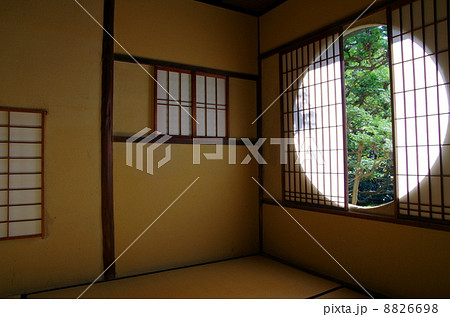 和室の丸窓の写真素材