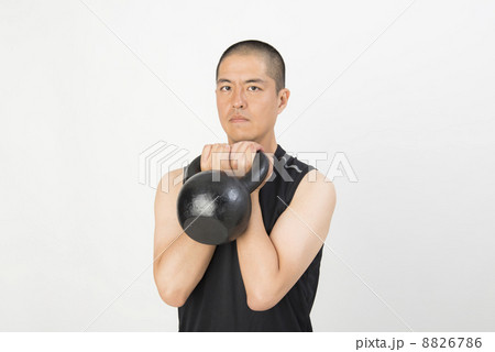 トレーニングする男性 8826786