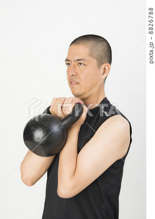 トレーニングする男性 8826788