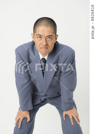 腰を落とした男性 8826816