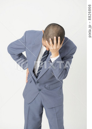 頭を抱える男性 8826866