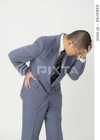 頭を抱える男性 頭を抱える男性 8826869