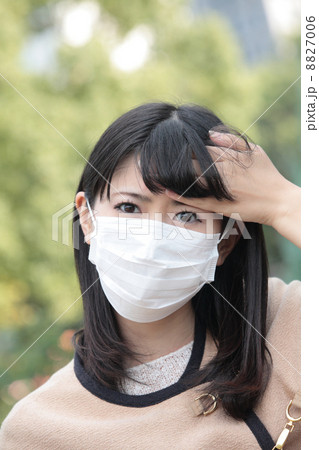 マスクを下女性カメラ目線 8827006
