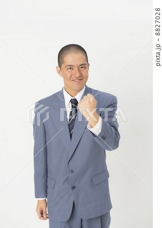 ガッツポーズする男性 8827028
