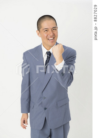 ガッツポーズする男性 8827029