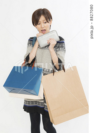 財布と紙袋を持つ女性 の写真素材