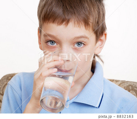 Child drinking water 8832163