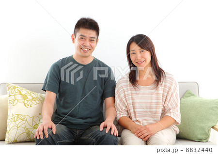 椅子に座る中年夫婦 椅子に座る中年夫婦 8832440