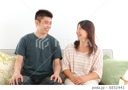 椅子に座る中年夫婦 椅子に座る中年夫婦 8832441