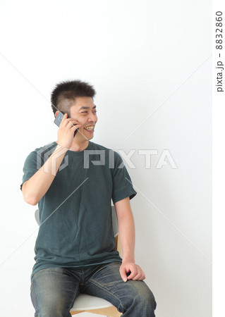 電話をする中年男性 電話をする中年男性 8832860