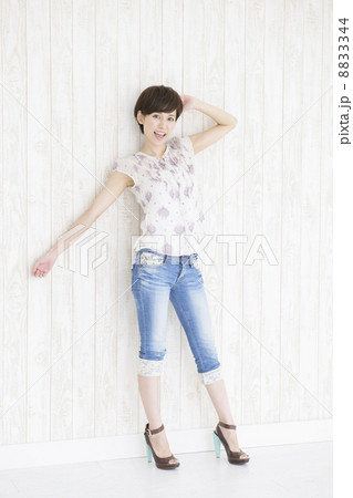 若い女性 若い女性 8833344