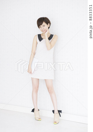 若い女性 若い女性 8833351