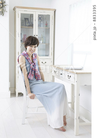 若い女性 若い女性 8833395