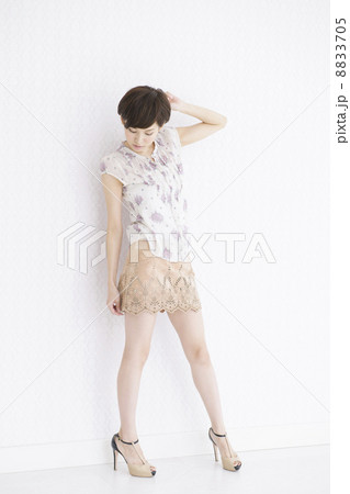 若い女性 若い女性 8833705