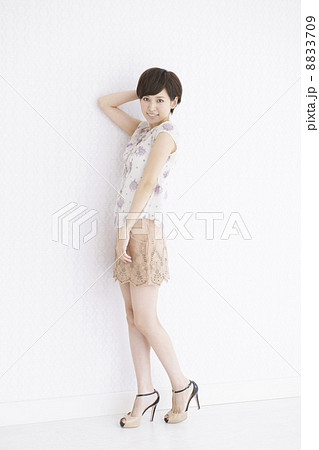 若い女性 若い女性 8833709