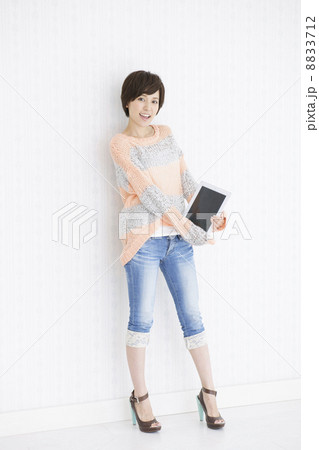 若い女性 若い女性 8833712