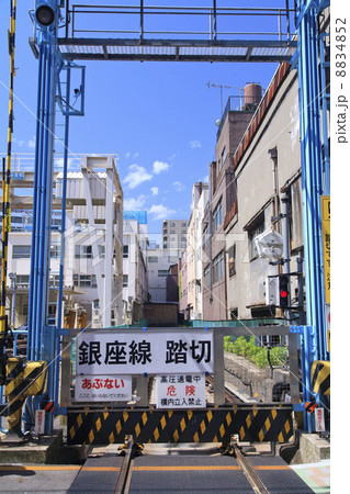 東京都・銀座線の踏切 8834852