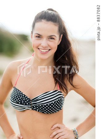 girl posing on the beach 8837082