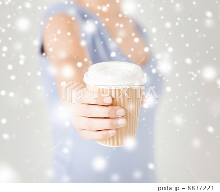 woman hand holding take away coffee cup 8837221