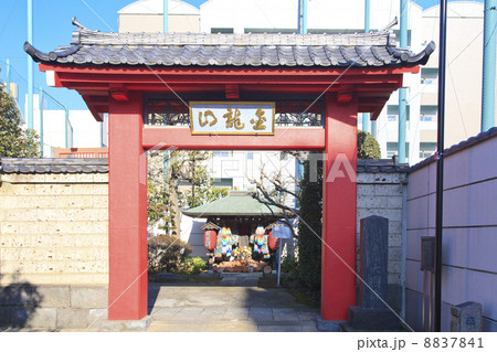 東京都・金龍山大円寺の門とほうろく地蔵尊 8837841