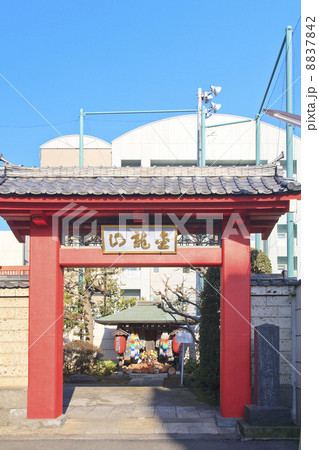 東京都・金龍山大円寺の門とほうろく地蔵尊 8837842