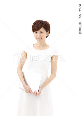 ノートパソコンを持つ女性 8839478