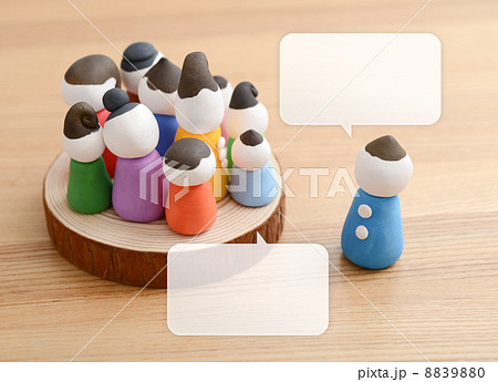 団体と討論する人 8839880