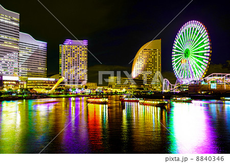 横浜みなとみらい21の夜景(横浜市中区、汽車道より) 8840346
