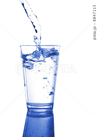 tumbler of fresh water 8847115