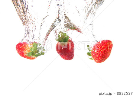 strawbarry fruit in water 8852557