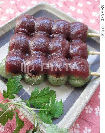 ヨモギとよもぎだんご 8857039