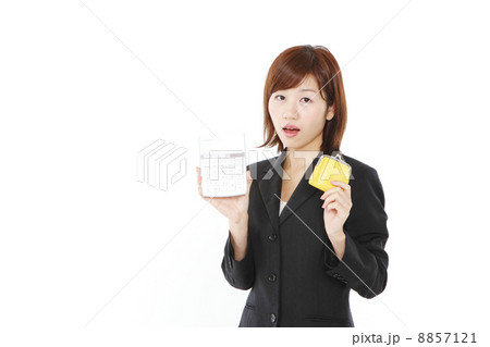 電卓と財布と女性 8857121