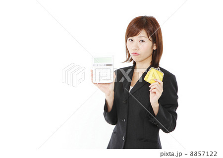 電卓と財布と女性 8857122
