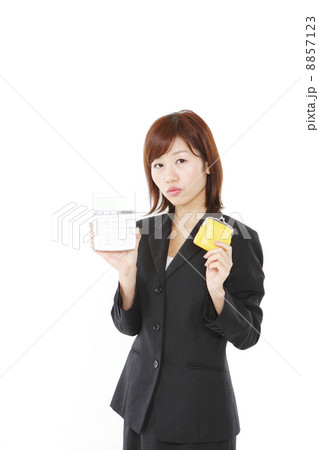 電卓と財布と女性 8857123